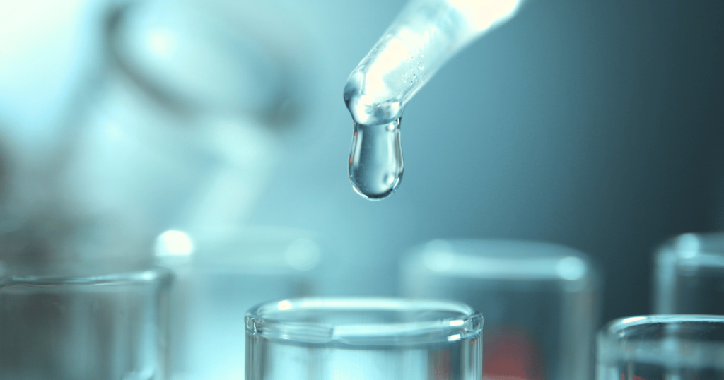 Pipette et tubes a essay dans un laboratoire
